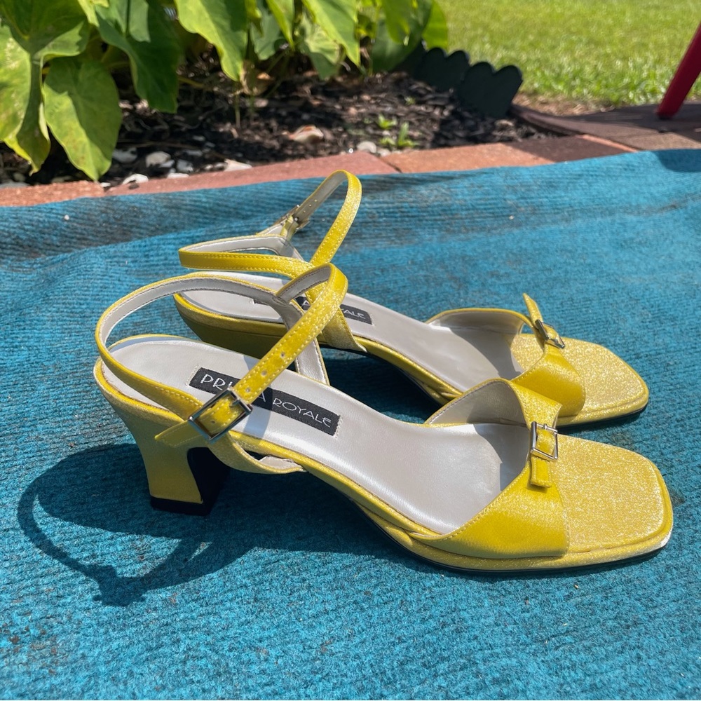 true vintage kitten heels / sandals